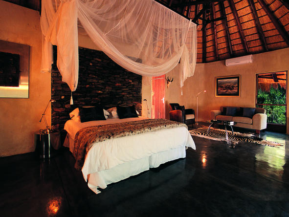 Pondoro Game Lodge - Bedroom1
